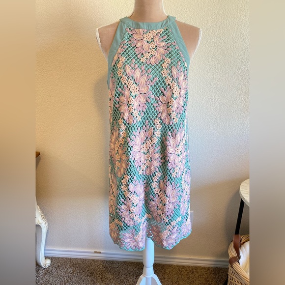 entro Dresses & Skirts - Entro Crochet front shift dress